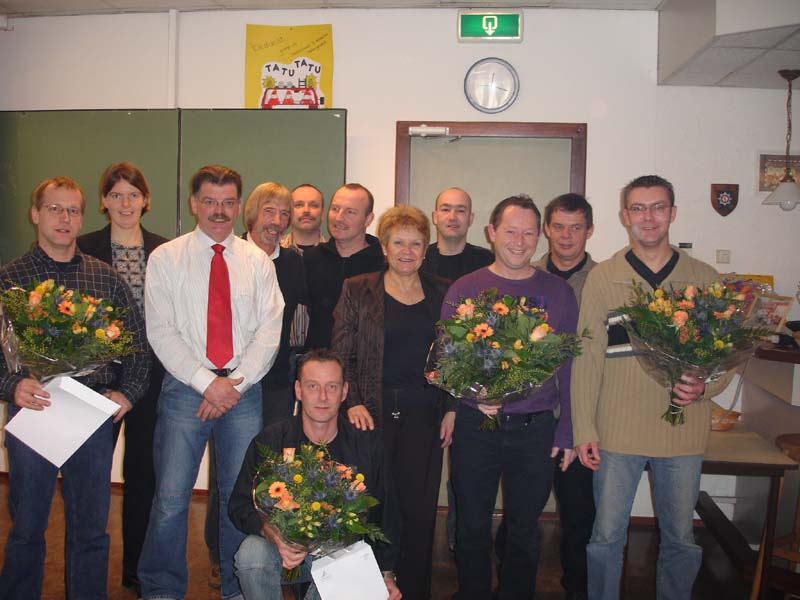 vlnr. Theo van der Venne, Caroline Holthuysen, Matjeu Tacken, Tonny Wijnhoven, Pieter Lamers, Cor Verhoeven, Burgemeester de Loo, Iwan Vervoort, Arno Builtjes, Harry Kamps, Twan Vervoort en beneden John Manders