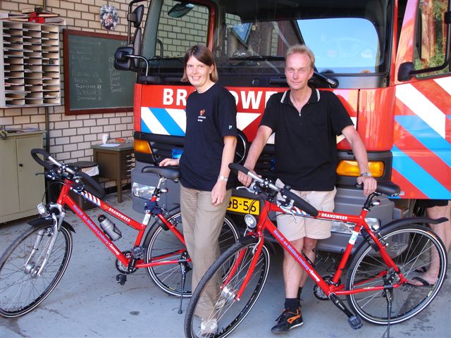 De trotse medewerkers van de afdeling preventie bij hun fietsen.