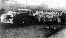 Groepsfoto naast voertuig Brandweer Gennep anno 1940