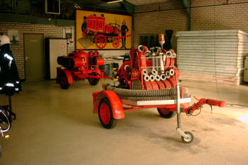 Motorspuitaanhanger en poederblusaanhanger tijdens open dag